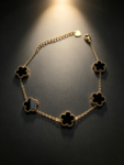 Stylish four-leaf clover bracelet—a versatile design