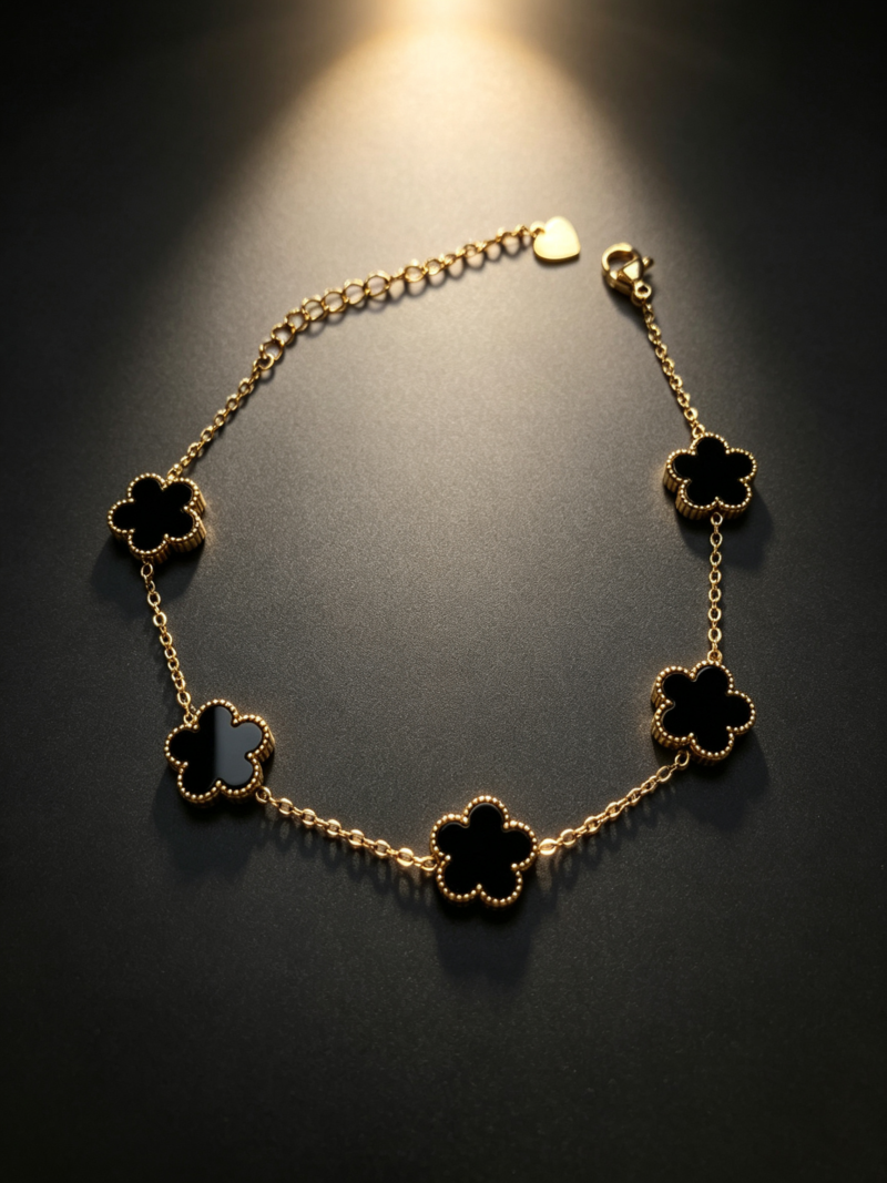 Stylish four-leaf clover bracelet—a versatile design